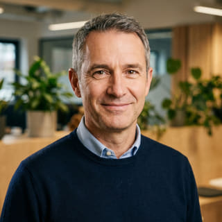 James Mitchell, Directeur général de Lumérente